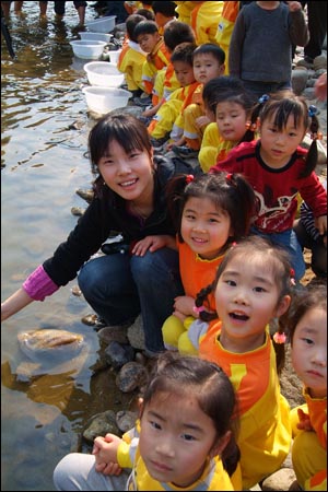 어린 연어를 보내며. 조혜진 선생님과 어린이들. 